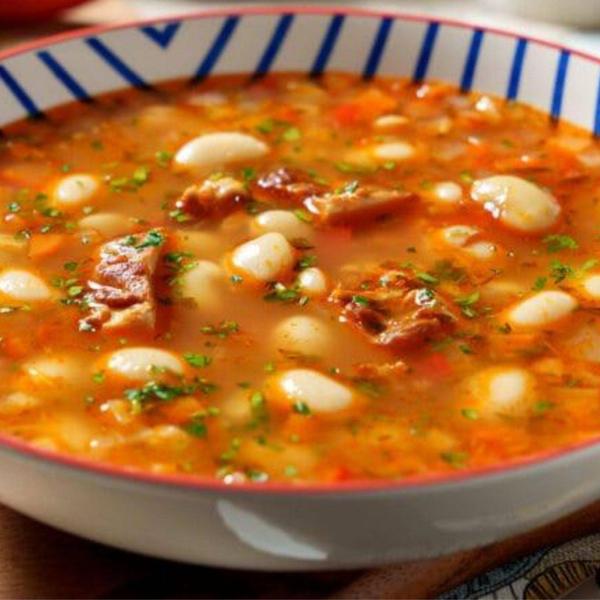 Ciorbă de Fasole cu Ciolan Afumat Pentru 2 Persoane (700g-900g/150g)